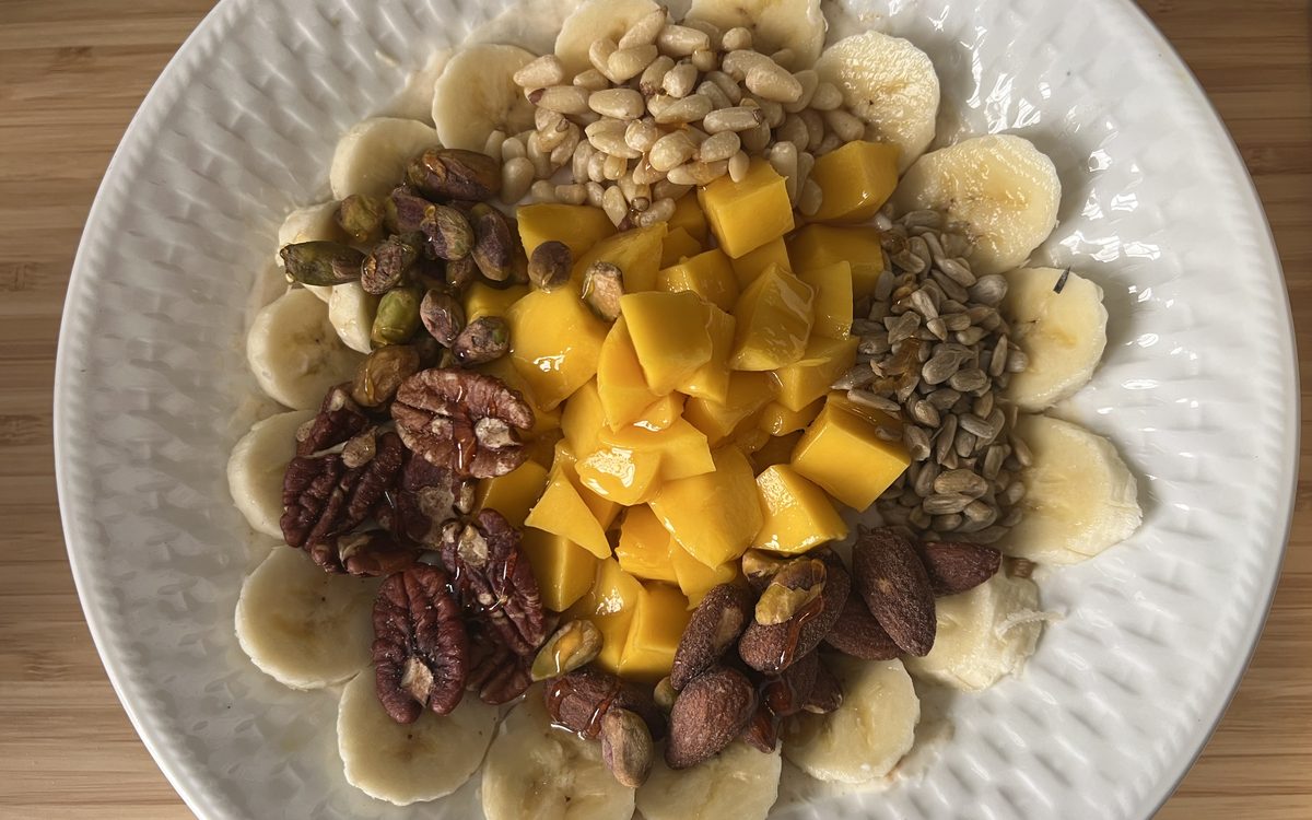 Makhana seeds and almonds compared as healthy snacks
